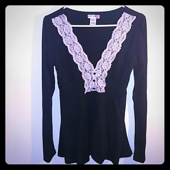 🌺Super cute flowy black with lace top - Picture 2 of 4